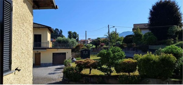 casa indipendente in vendita a Brebbia in zona Villaggio Europa