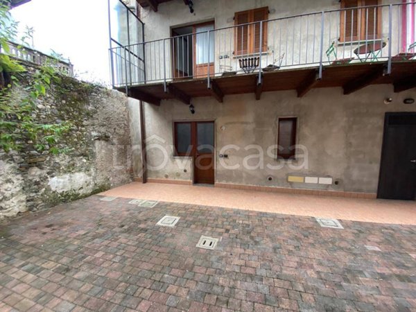 appartamento in vendita a Brezzo di Bedero in zona Bedero
