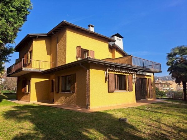 casa indipendente in vendita a Brezzo di Bedero