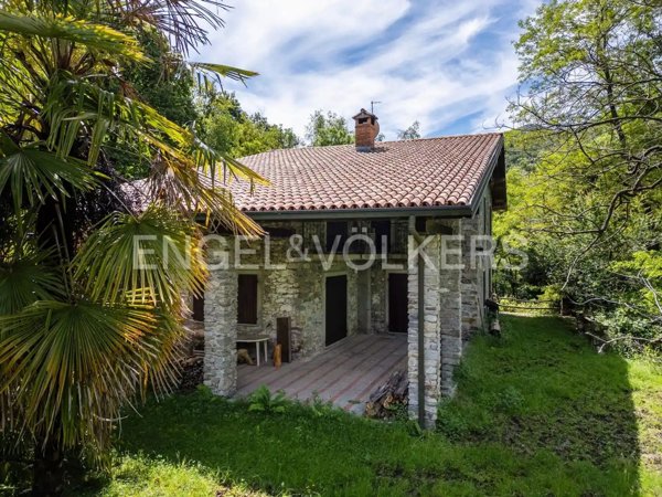 casa indipendente in vendita a Brezzo di Bedero