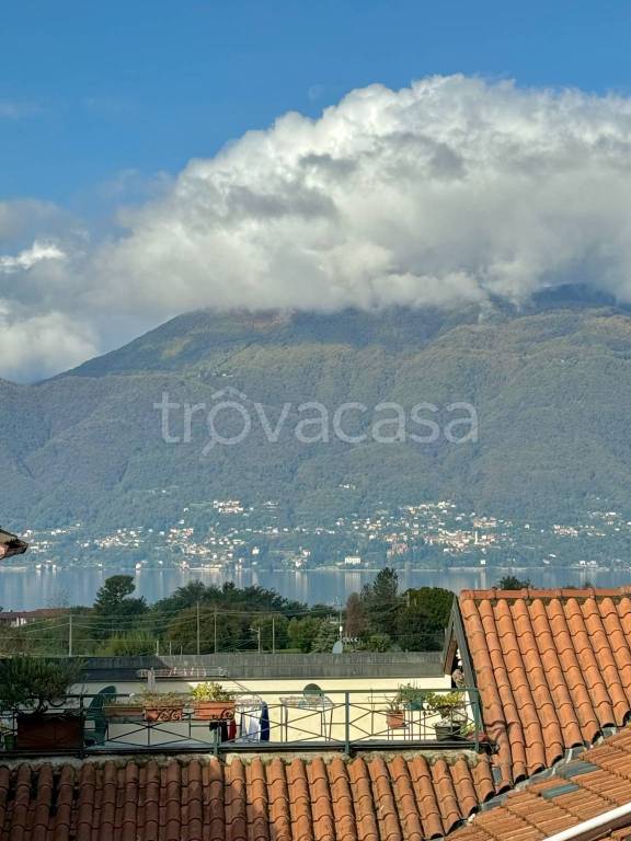 appartamento in vendita a Brezzo di Bedero in zona Brezzo
