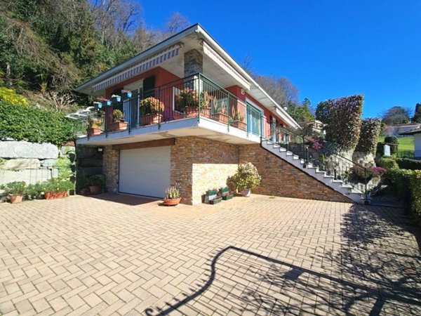 casa indipendente in vendita a Brezzo di Bedero in zona Bedero