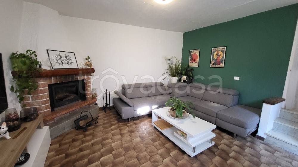 casa indipendente in vendita a Brezzo di Bedero in zona Bedero