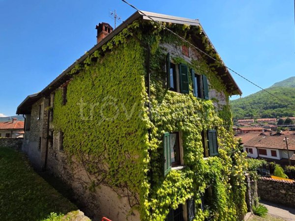 casa indipendente in vendita a Brezzo di Bedero in zona Bedero