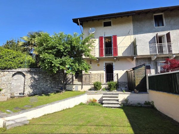 casa indipendente in vendita a Brezzo di Bedero in zona Bedero