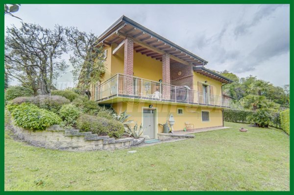 casa indipendente in vendita a Brezzo di Bedero in zona Villaggio Olandese