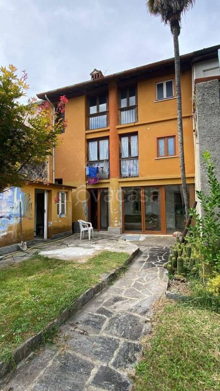 casa indipendente in vendita a Brezzo di Bedero in zona Bedero