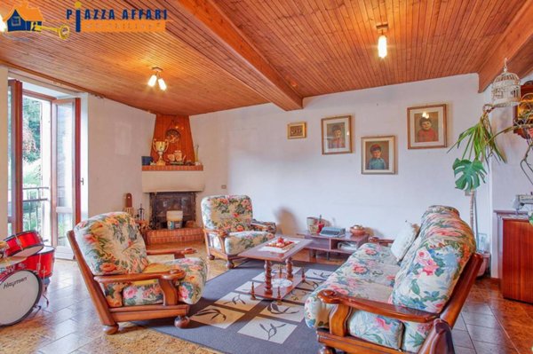 casa indipendente in vendita a Brezzo di Bedero in zona Bedero