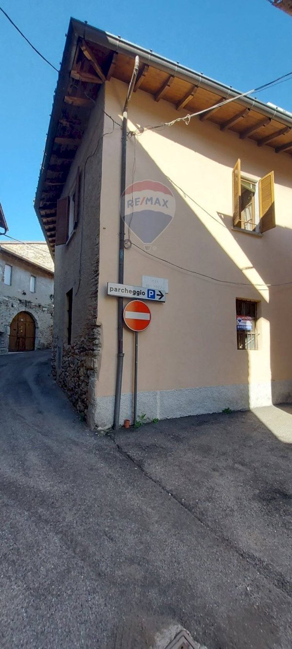 appartamento in vendita a Brezzo di Bedero in zona Brezzo