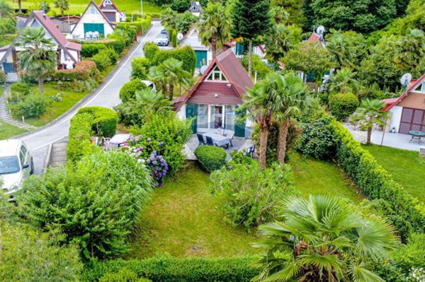 casa indipendente in vendita a Brezzo di Bedero in zona Villaggio Olandese
