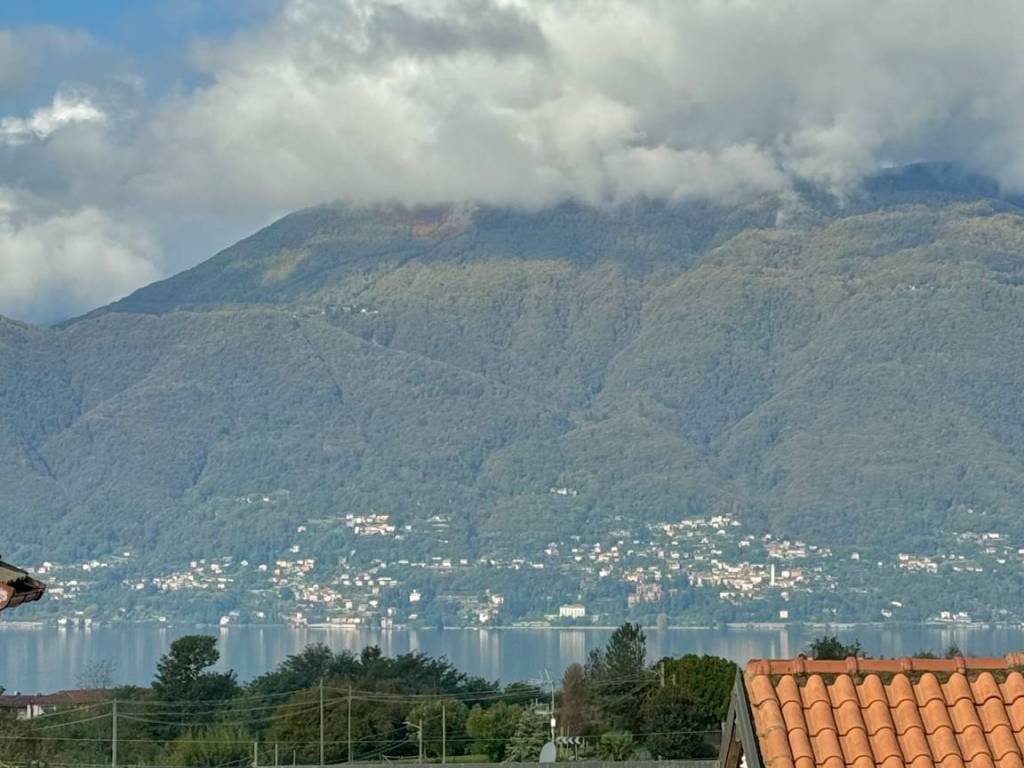 appartamento in vendita a Brezzo di Bedero in zona Brezzo