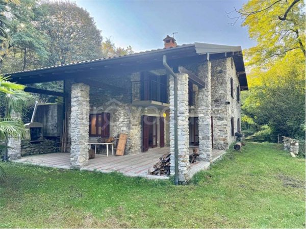 casa indipendente in vendita a Brezzo di Bedero in zona Bedero