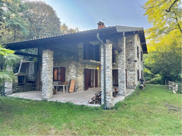 casa indipendente in vendita a Brezzo di Bedero in zona Bedero