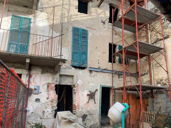 casa indipendente in vendita a Brezzo di Bedero in zona Bedero