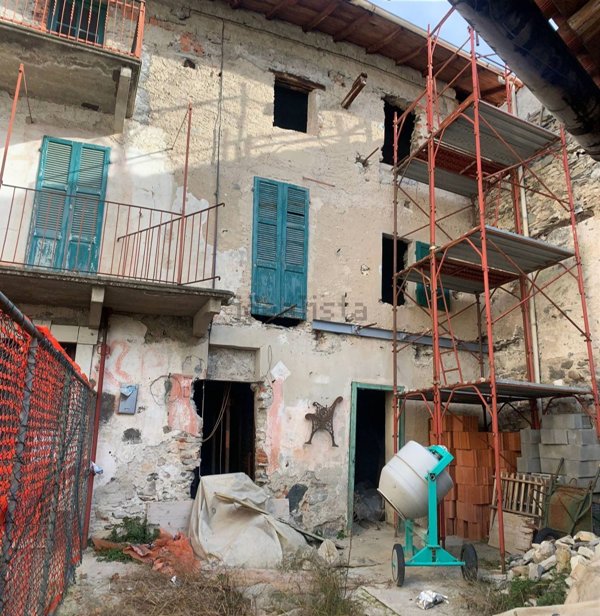 casa indipendente in vendita a Brezzo di Bedero in zona Bedero