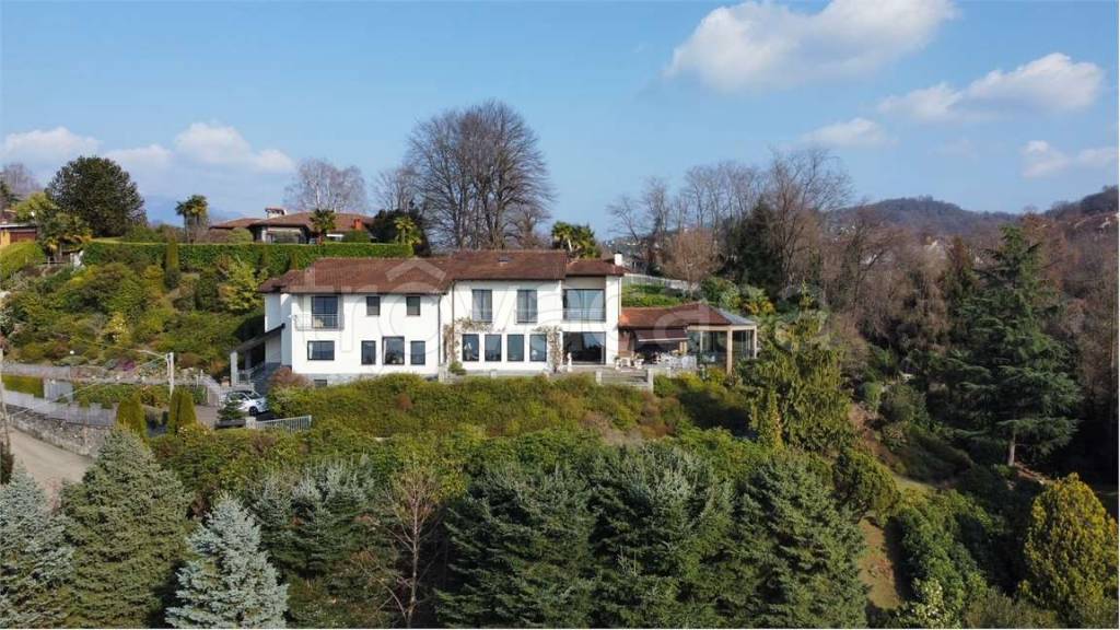 casa indipendente in vendita a Brezzo di Bedero in zona Bedero