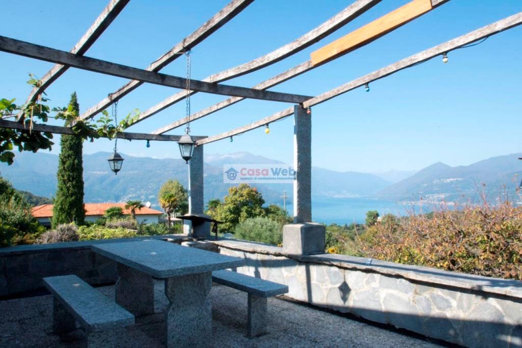 casa indipendente in vendita a Brezzo di Bedero in zona Villaggio Olandese