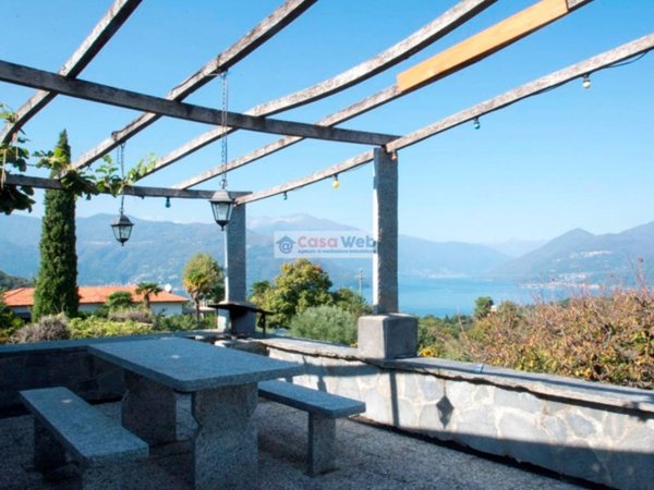 casa indipendente in vendita a Brezzo di Bedero in zona Villaggio Olandese