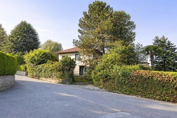 casa indipendente in vendita a Brezzo di Bedero