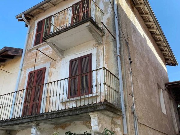casa indipendente in vendita a Brezzo di Bedero in zona Brezzo