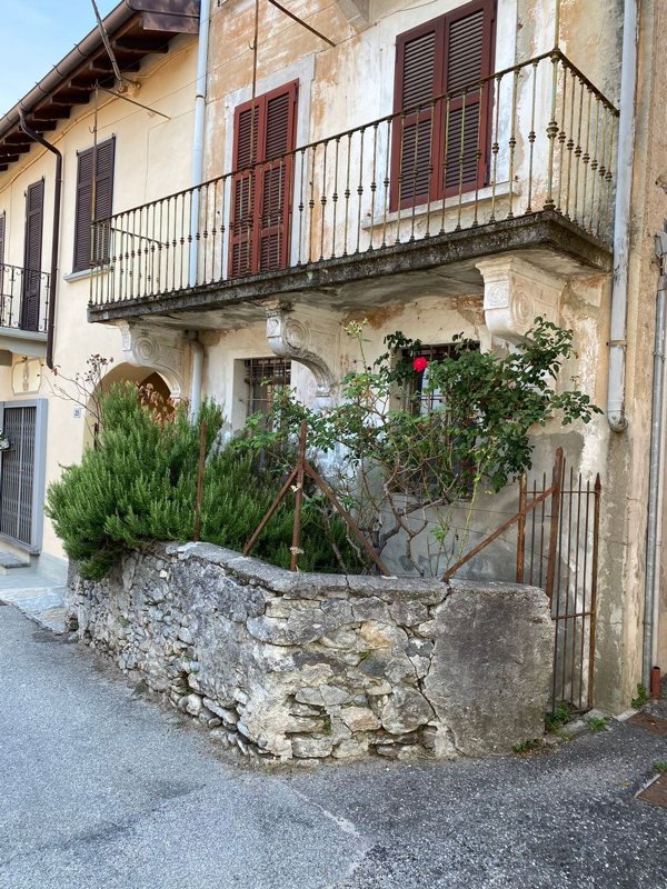 casa indipendente in vendita a Brezzo di Bedero