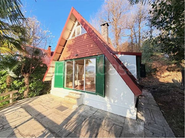 casa indipendente in vendita a Brezzo di Bedero in zona Villaggio Olandese
