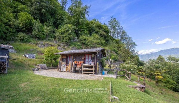 terreno in vendita a Brezzo di Bedero in zona Villaggio Olandese