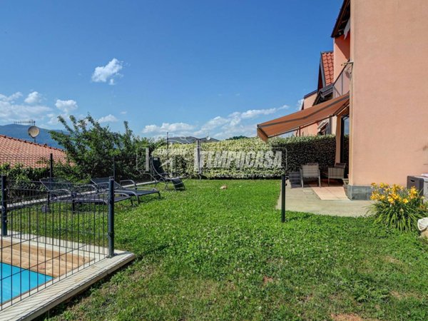 casa indipendente in vendita a Brezzo di Bedero in zona Brezzo