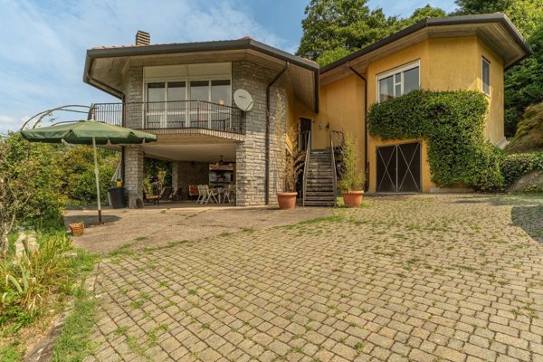 casa indipendente in vendita a Brezzo di Bedero