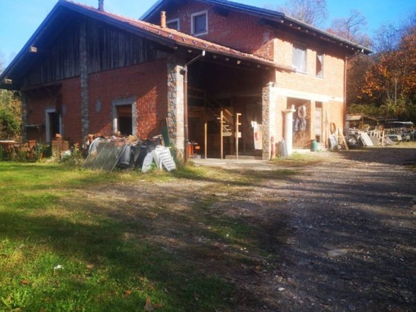 casa indipendente in vendita a Brinzio