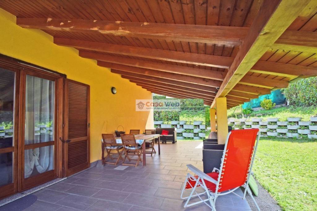 casa indipendente in vendita a Brissago-Valtravaglia in zona Roggiano