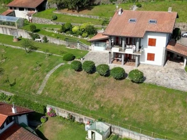 casa indipendente in vendita a Brissago-Valtravaglia in zona Roggiano
