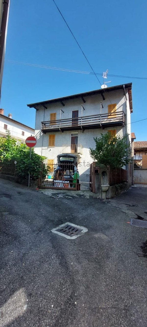 casa indipendente in vendita a Brissago-Valtravaglia in zona Roggiano