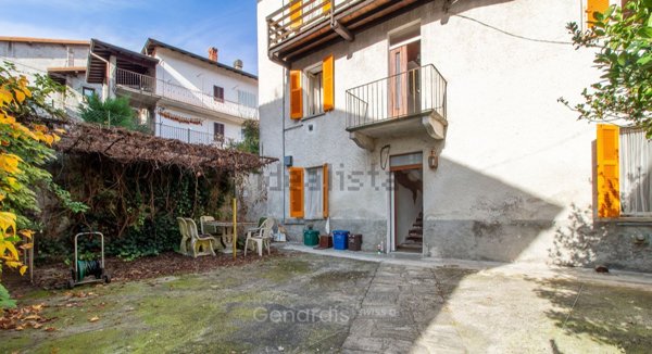 casa indipendente in vendita a Brissago-Valtravaglia in zona Roggiano