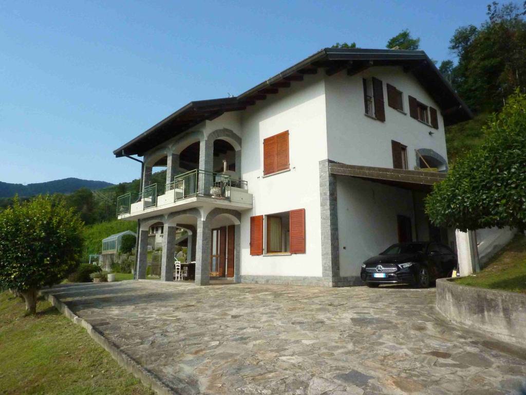 appartamento in vendita a Brissago-Valtravaglia in zona Roggiano