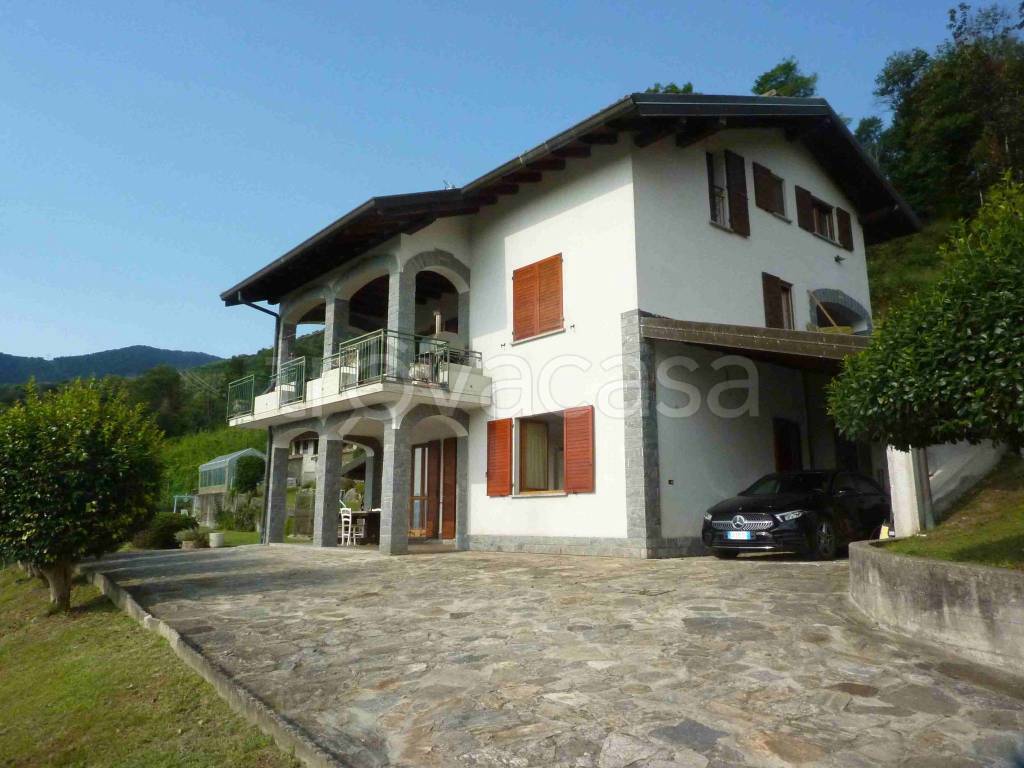 appartamento in vendita a Brissago-Valtravaglia in zona Roggiano