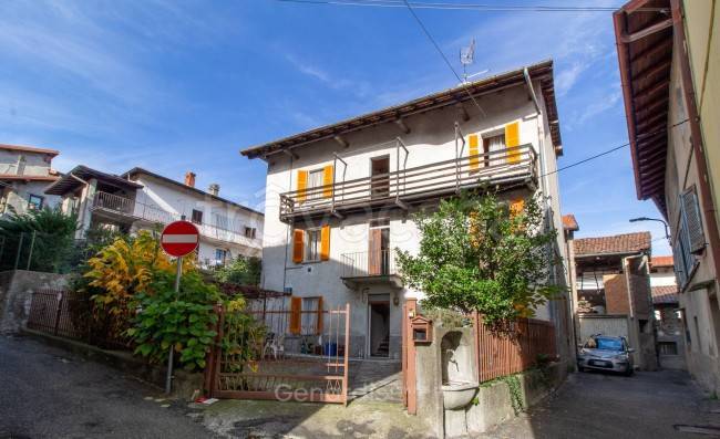casa indipendente in vendita a Brissago-Valtravaglia in zona Roggiano