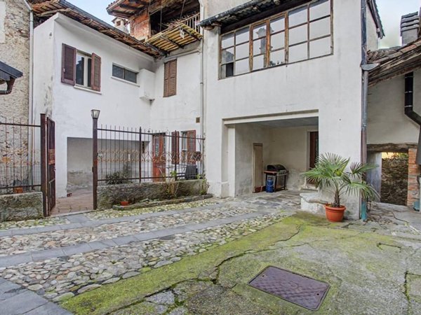 casa indipendente in vendita a Brissago-Valtravaglia in zona Motto Inferiore