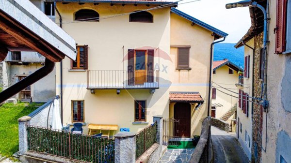 casa indipendente in vendita a Brissago-Valtravaglia in zona Monte San Michele