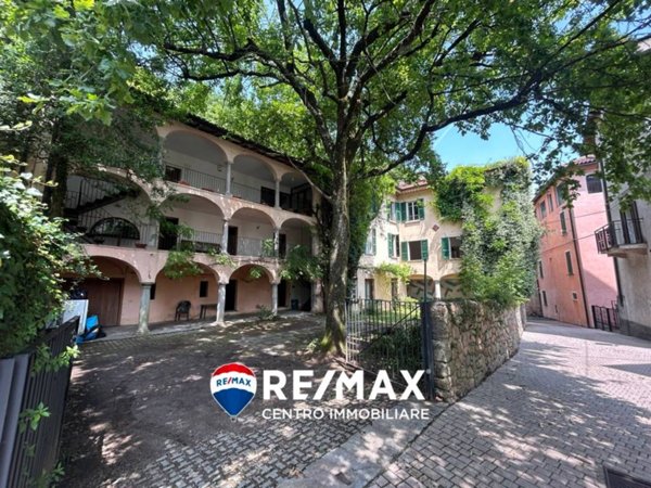 casa indipendente in vendita a Brusimpiano