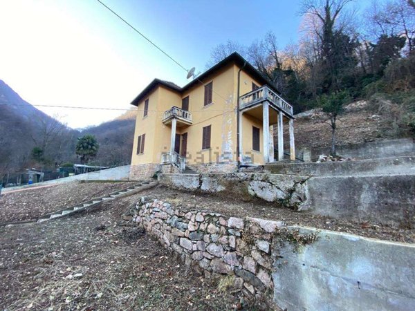 casa indipendente in vendita a Brusimpiano