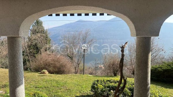casa indipendente in vendita a Brusimpiano in zona Ardena