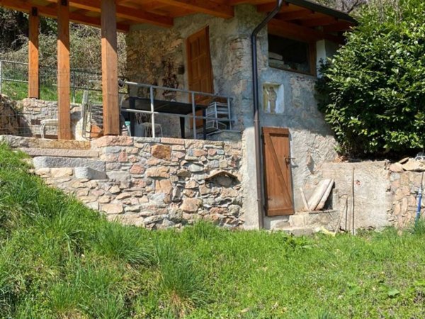casa indipendente in vendita a Brusimpiano