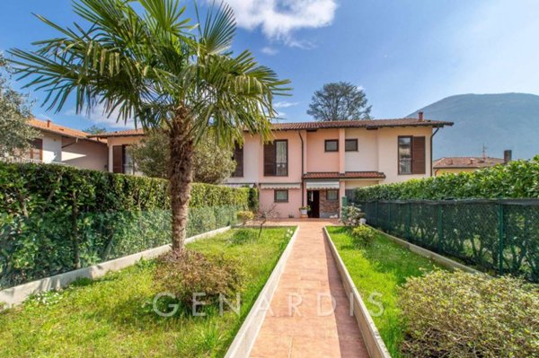casa indipendente in vendita a Brusimpiano