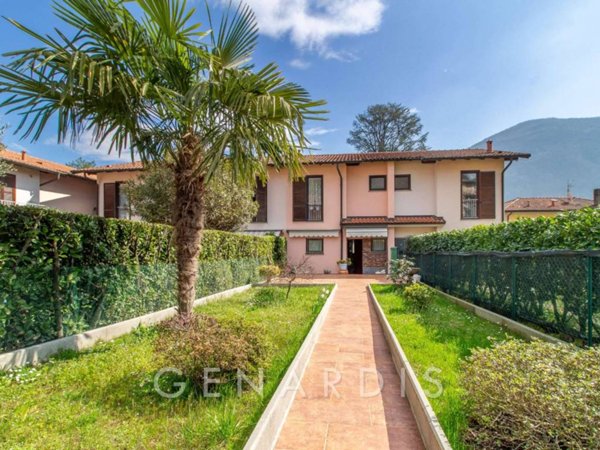 casa indipendente in vendita a Brusimpiano
