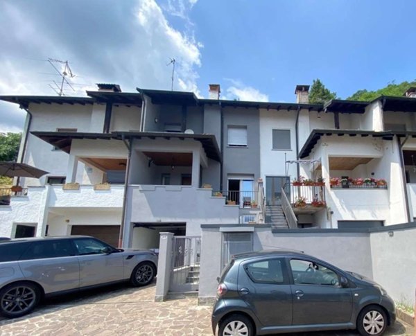casa indipendente in vendita a Brusimpiano