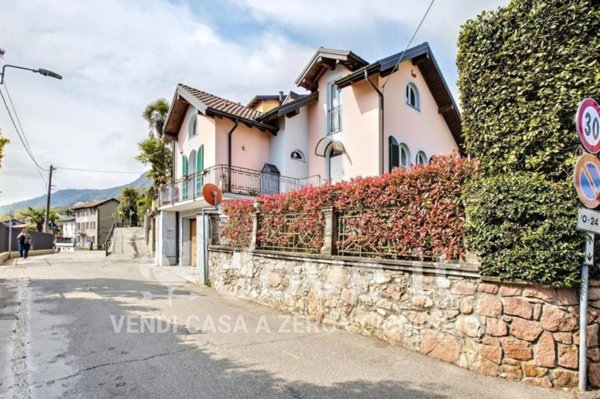 casa indipendente in vendita a Brusimpiano