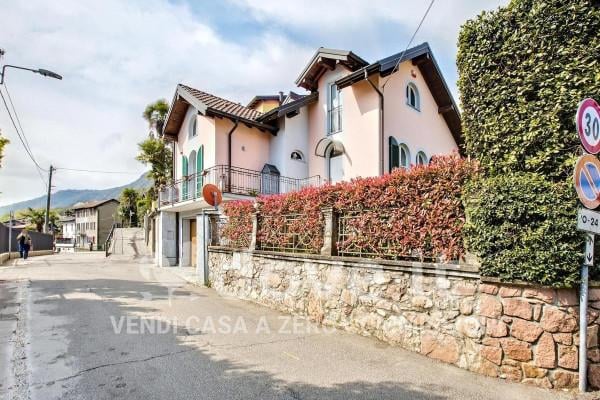 casa indipendente in vendita a Brusimpiano