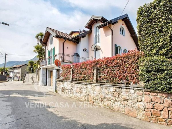 casa indipendente in vendita a Brusimpiano