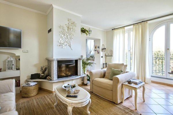 casa indipendente in vendita a Brusimpiano